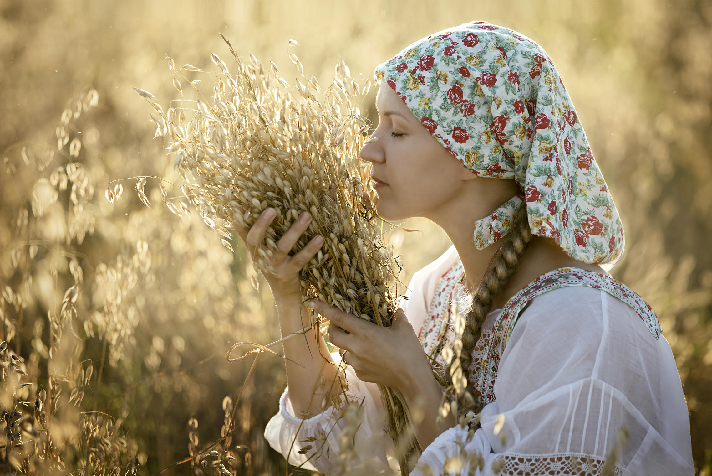 Photo Women in Slavic costumes in Omaha