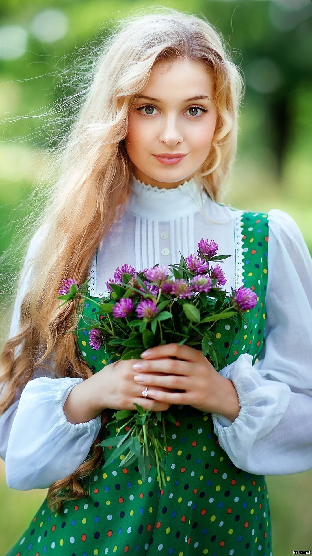 Girls in Slavic costumes in Omaha