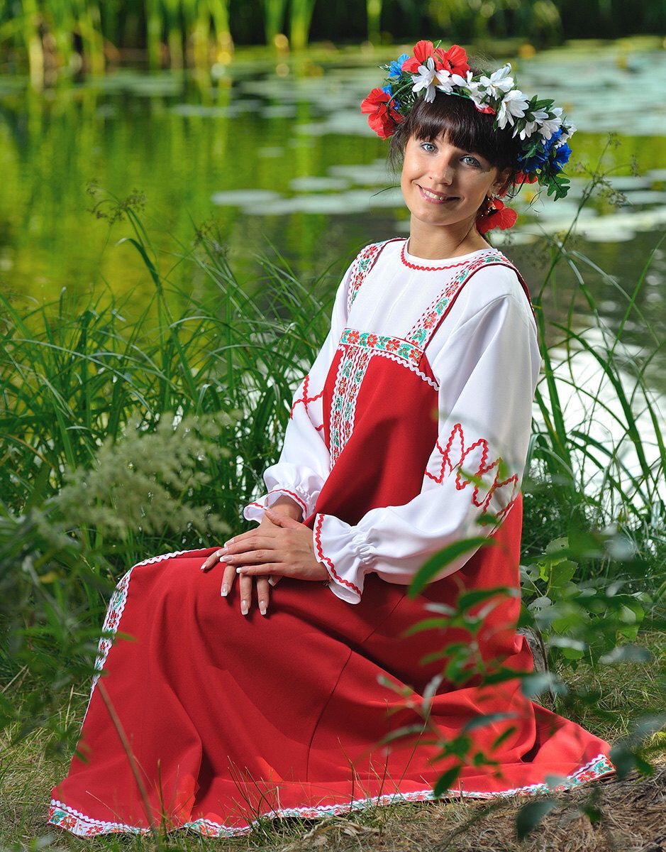 Beautiful girl Girls in Slavic costumes in Omaha